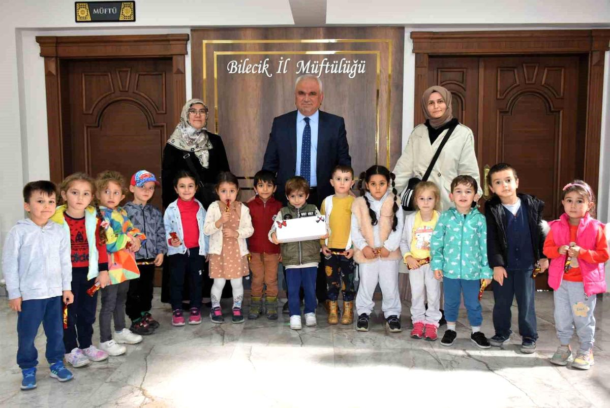 Bilecikli minikler Filistinli kardeşlerine kumbaralarını bağışladı