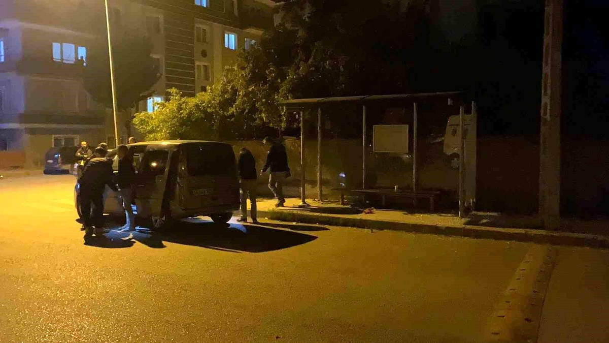 Çorum\'da Otobüs Durağında Silahlı Saldırı: 3 Yaralı