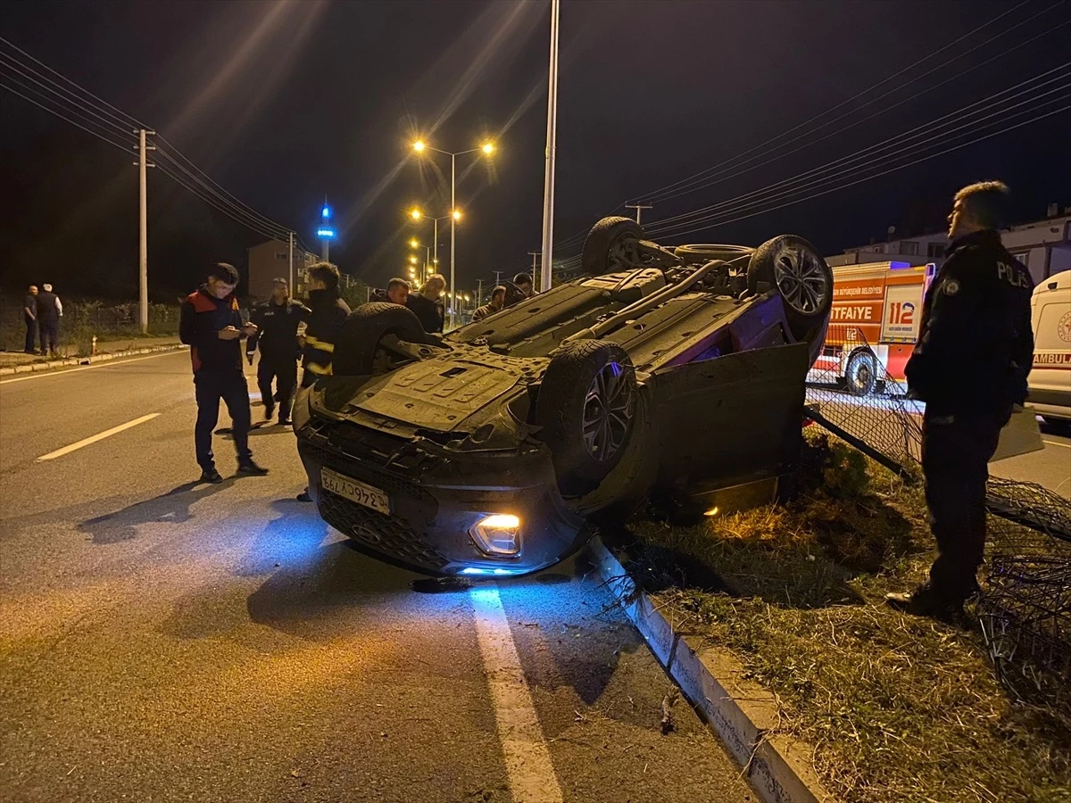 Samsun\'da Otomobil Devrildi: 3 Yaralı