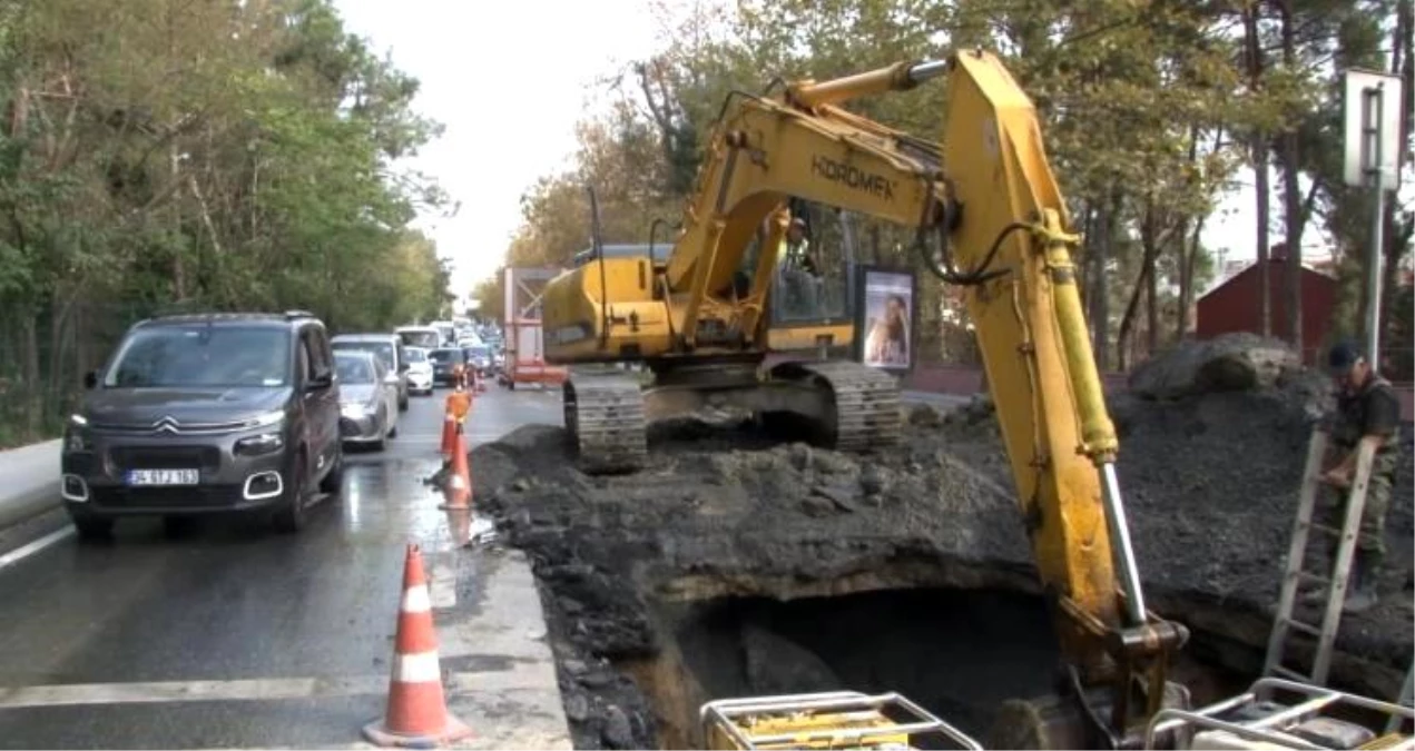 Sarıyer Büyükdere Caddesi\'nde İSKİ Borusu Patladı, Trafik Yoğunluğu Oluştu