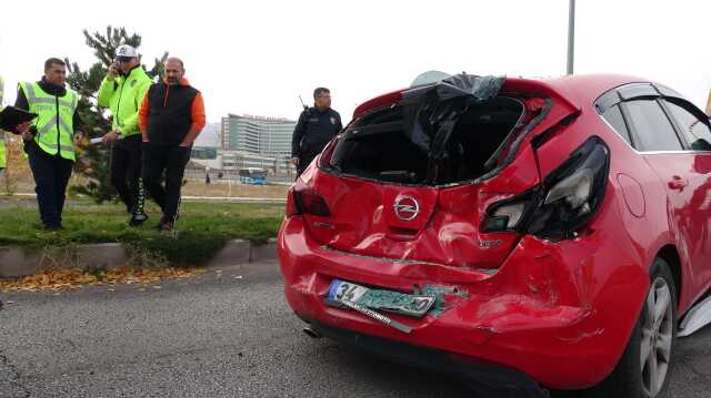 Servis minibüsü, halk otobüsü ve 3 otomobilin karıştığı zincirleme kazada 24 kişi yaralandı Servis minibüsü, halk otobüsü ve 3 otomobilin karıştığı zincirleme kazada 24 kişi yaralandı