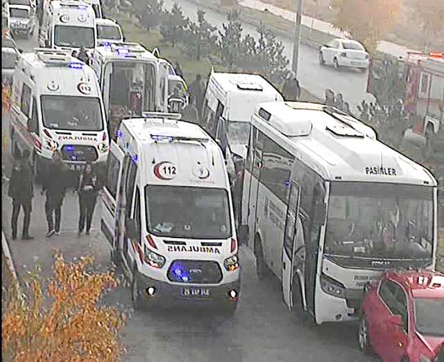 Servis minibüsü, halk otobüsü ve 3 otomobilin karıştığı zincirleme kazada 24 kişi yaralandı Servis minibüsü, halk otobüsü ve 3 otomobilin karıştığı zincirleme kazada 24 kişi yaralandı
