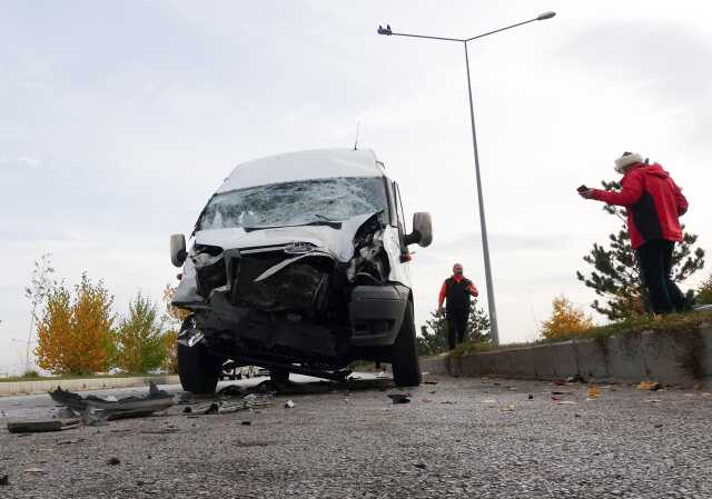 Servis minibüsü, halk otobüsü ve 3 otomobilin karıştığı zincirleme kazada 24 kişi yaralandı Servis minibüsü, halk otobüsü ve 3 otomobilin karıştığı zincirleme kazada 24 kişi yaralandı