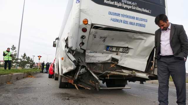 Servis minibüsü, halk otobüsü ve 3 otomobilin karıştığı zincirleme kazada 24 kişi yaralandı Servis minibüsü, halk otobüsü ve 3 otomobilin karıştığı zincirleme kazada 24 kişi yaralandı