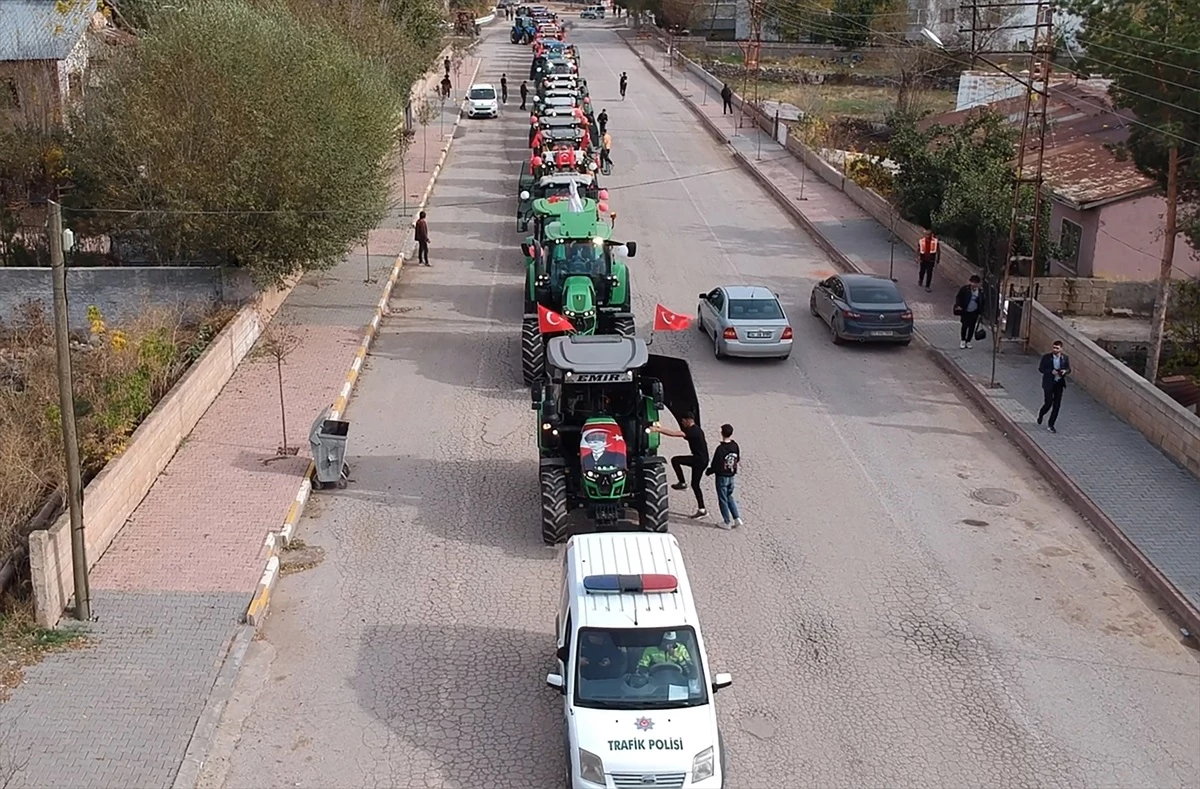 Sivas\'ta çiftçiler Cumhuriyet\'in 100. yılında 100 traktörle konvoy düzenledi