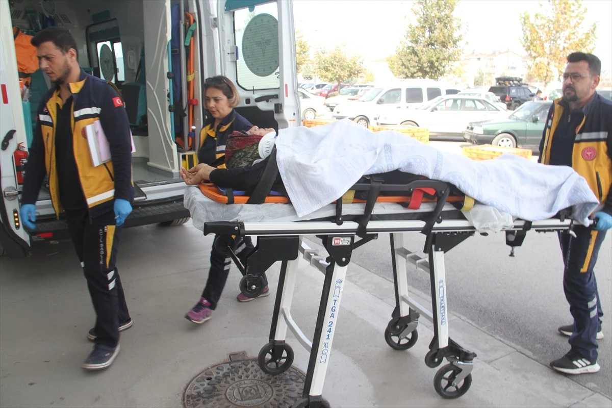 Konya\'da Bisiklet Kazası: Yaşlı Kadın Köpeklerden Kaçarken Yaralandı