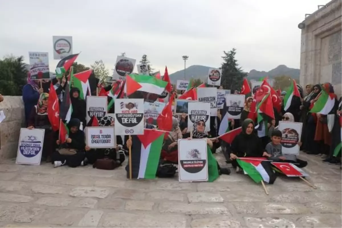 İHH İnsani Yardım Vakfı, İsrail'in Filistinlilere yönelik saldırılarını protesto etmek için Hıdırlık Köprüsü'nde oturma eylemi yaptı