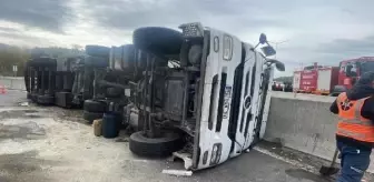 Düzce'de TIR devrildi: Sürücü yaralandı