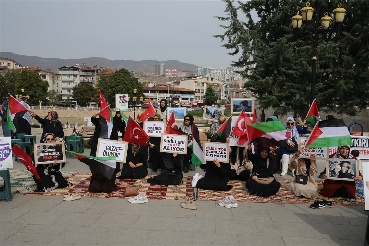 Tokat\'ta İsrail\'in Filistin\'e yönelik saldırılarını protesto eden kadınlar oturma eylemi düzenledi
