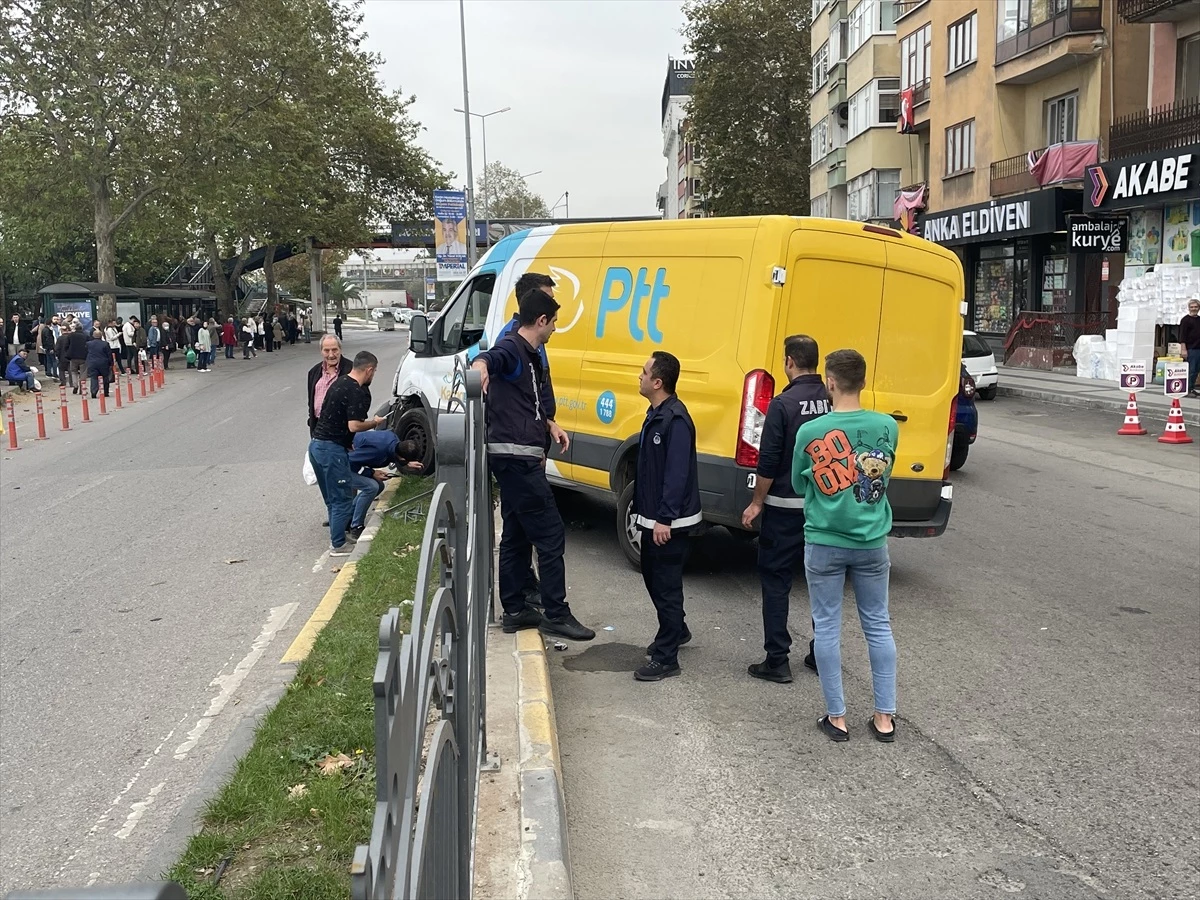Trabzon\'da kargo kamyonu refüje çarptı