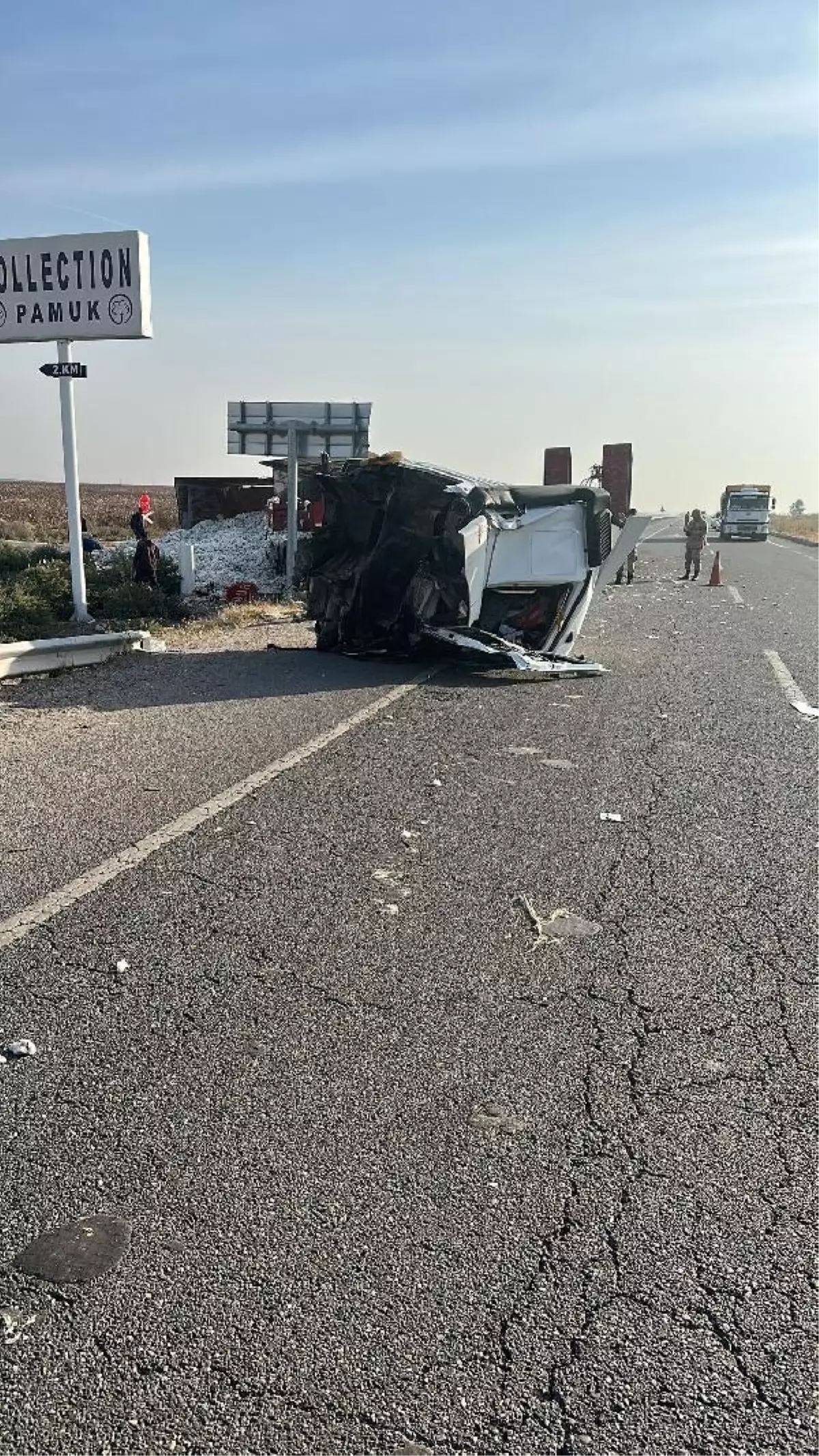 Diyarbakır'da traktörle çarpışan TIR'ın kupası koptu, sürücü yaralandı