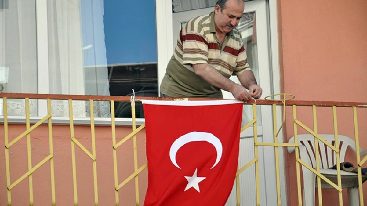 Türkiye\'nin Bayrak Asan Dayı\'sı olarak bilinen adam bu defa Cumhuriyet\'in 100. yılı için evinin balkonuna bayrak astı