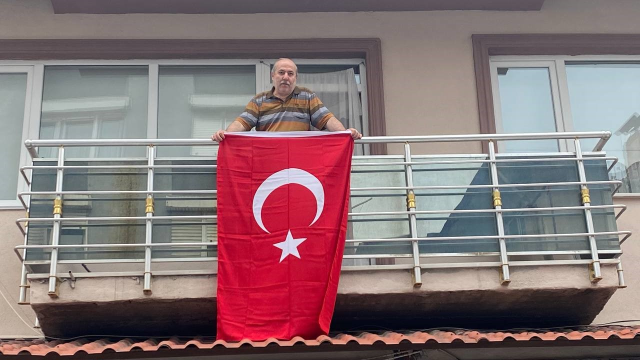 Türkiye'nin Bayrak Dayı'sı bu kez Cumhuriyet'in 100. yılı için evinin balkonuna bayrak astı