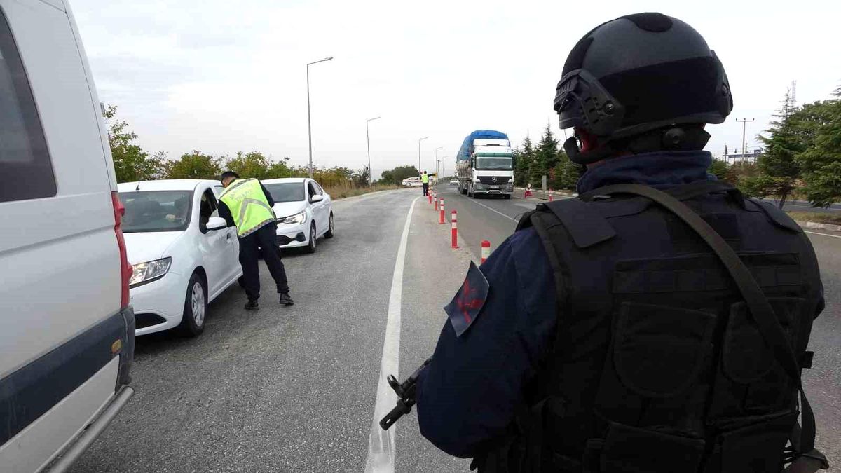 Uşak İl Jandarma Komutanlığı, Cayrokopter ile havadan trafik denetimi gerçekleştirdi