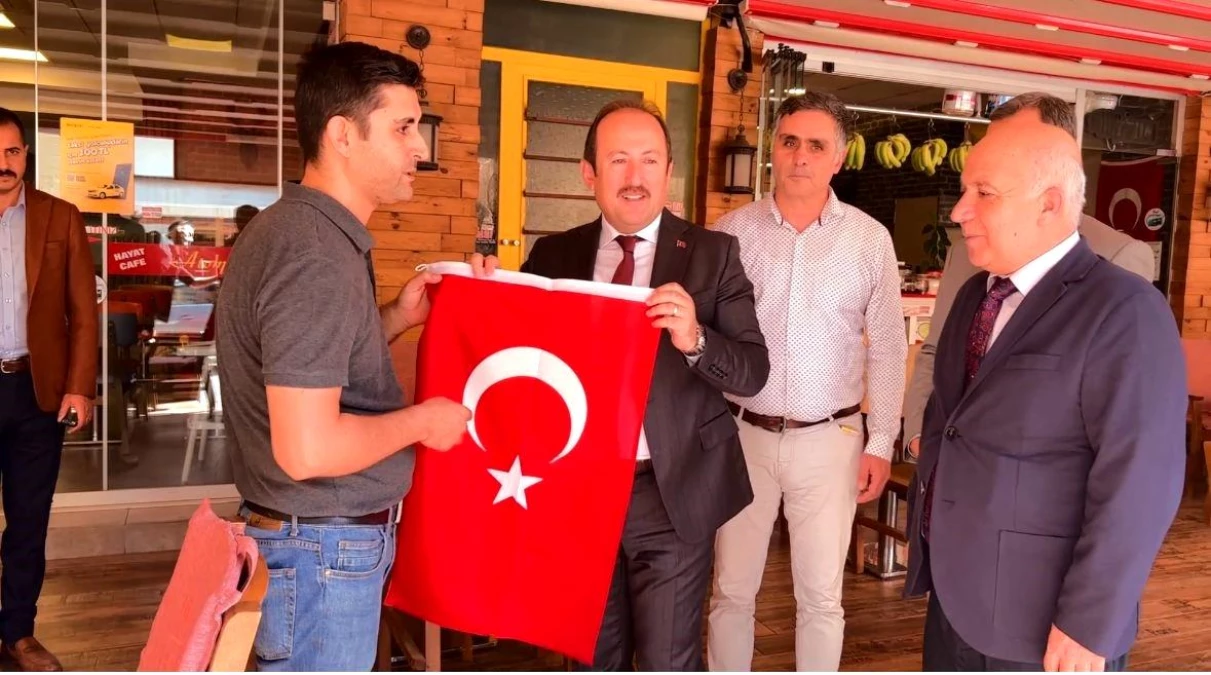 Vali Pehlivan\'dan vatandaşa Türk bayraklı kutlama