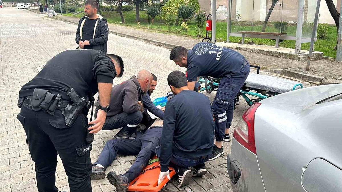 Düzce\'de Yanlış Yola Giren Otomobil Yaşlı Adama Çarptı