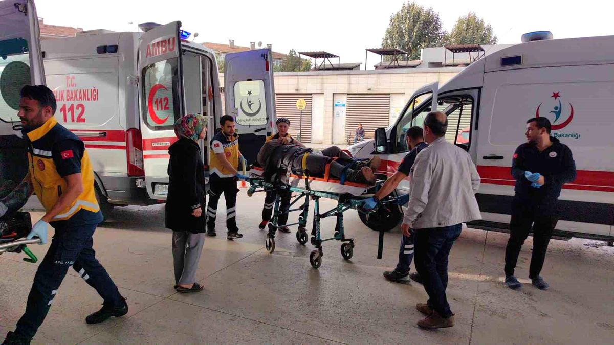 İnegöl\'de minibüs ile cip çarpıştı: 11 yaralı