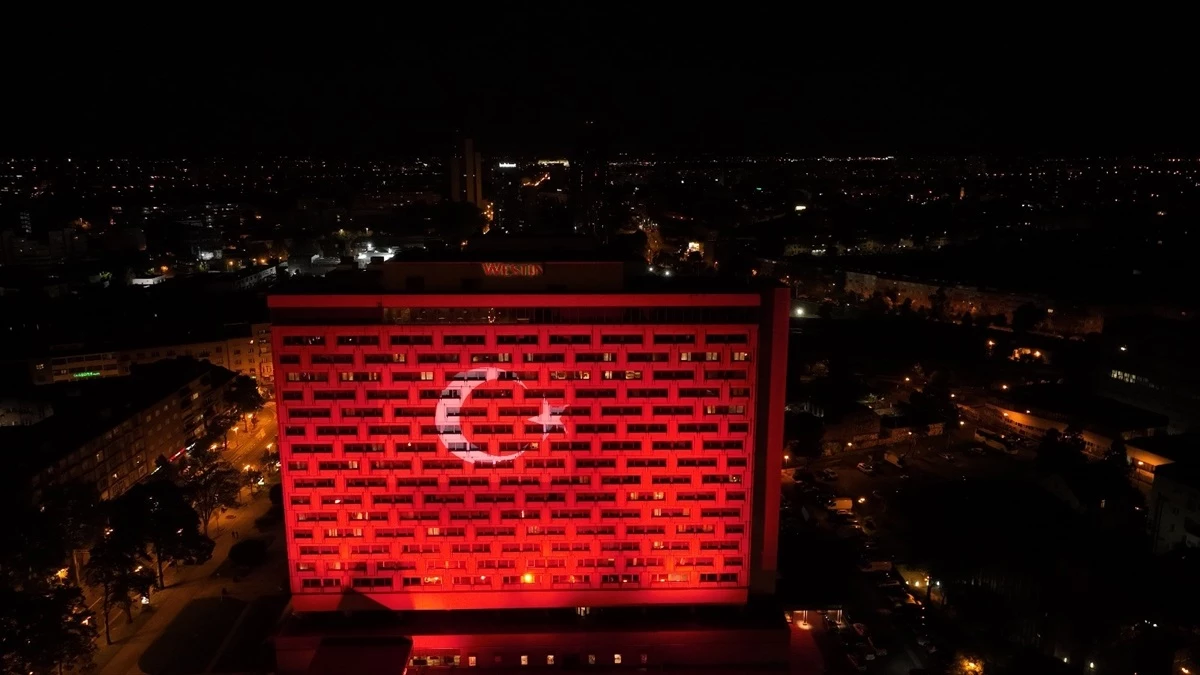 Zagreb\'deki Bina Türk Bayrağı Renkleriyle Işıklandırıldı