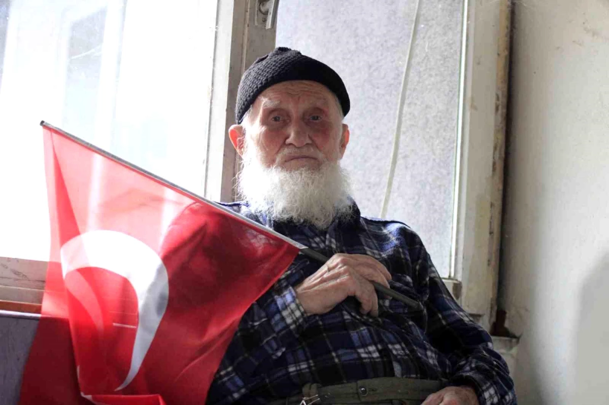 100 yaşındaki Recep dede, Cumhuriyet\'le aynı yaşta olmanın mutluluğunu yaşıyor