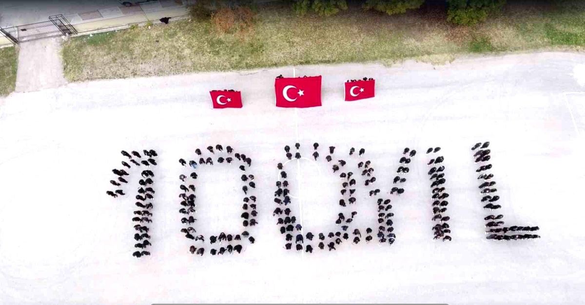 240 lise öğrencisi "100. Yıl" yazıp Türk bayrağı açtı