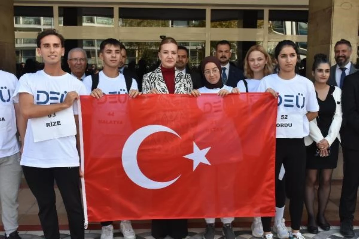 81 öğrenci, Cumhuriyet\'in 100\'üncü yılı için koşup, taşıdıkları bayrağı müzeye teslim etti