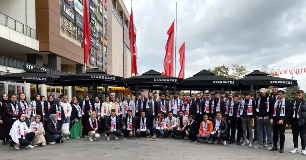 Erzurum AK Parti Gençlik Kolları Filistin atkılarıyla Starbucks şubesini protesto etti