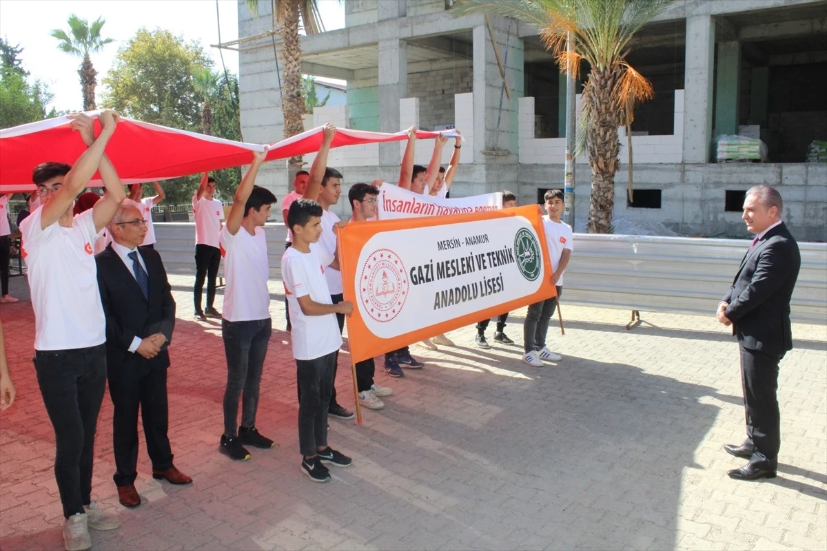 Anamur Gazi Mesleki ve Teknik Anadolu Lisesi Öğrencileri Türk Bayrağını Kaymakam\'a Sundu
