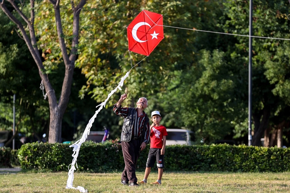 Antalya\'da Bin Çocuk, Bin Uçurtma Şenliği Gerçekleştirildi