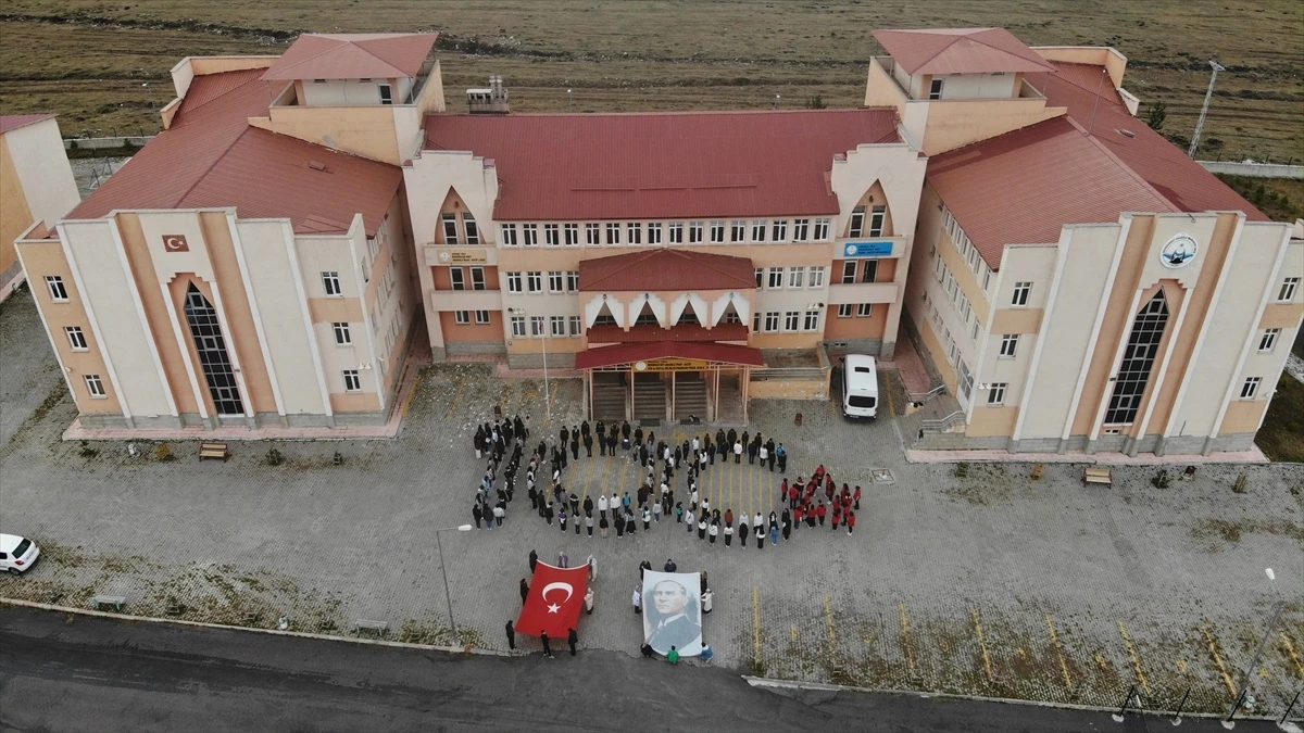 Ardahan\'da Öğrencilerden Cumhuriyet\'in 100. Yılına Özel Koreografi