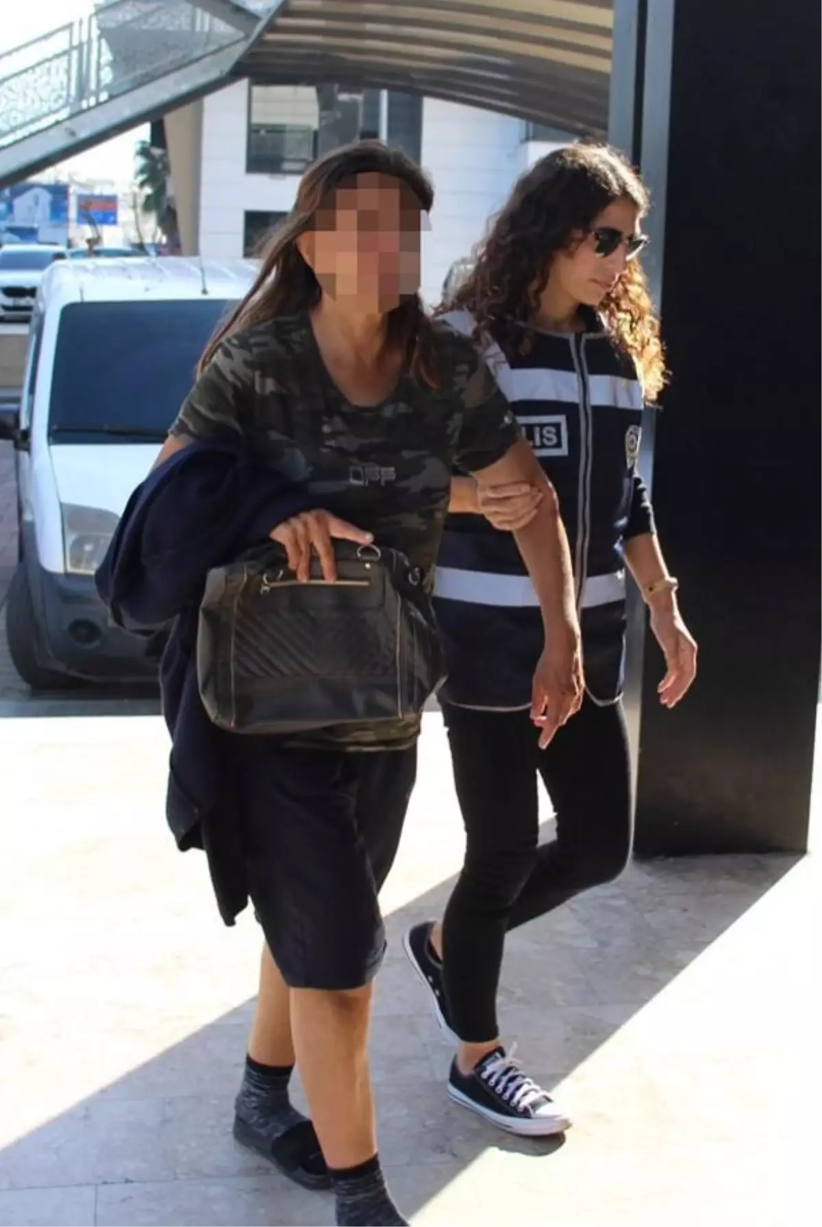 Alanya'da Türk Bayrağına Hakaret Eden Kadın Gözaltına Alındı