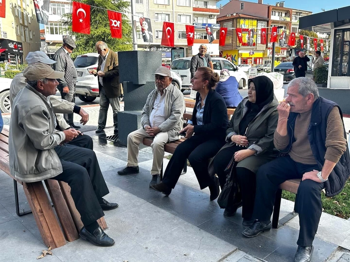Safranbolu Belediye Başkanı Elif Köse, halkla bir araya gelerek sorunları dinliyor
