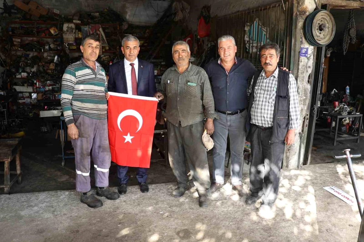 Koçarlı Belediyesi, Türkiye\'nin 100. yılını ay yıldızlı bayraklarla karşılıyor