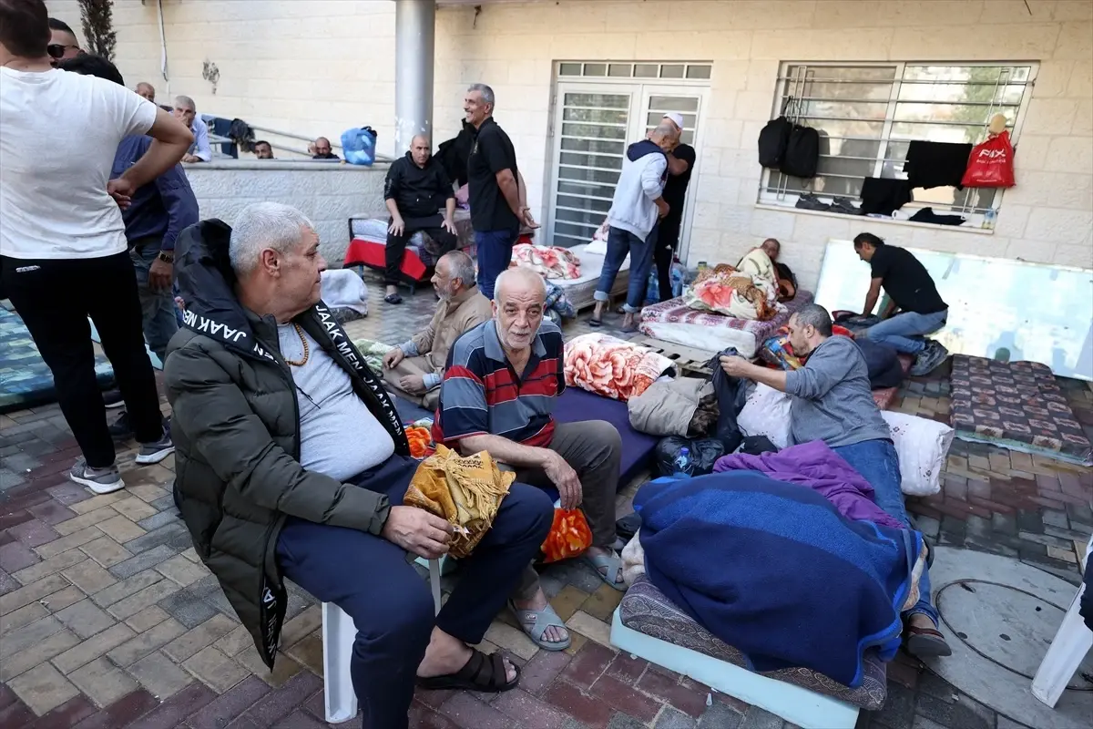 Batı Şeria\'da mahsur kalan Gazzeli işçiler, ucunda ölüm de olsa ailelerinin yanına dönmek istiyor