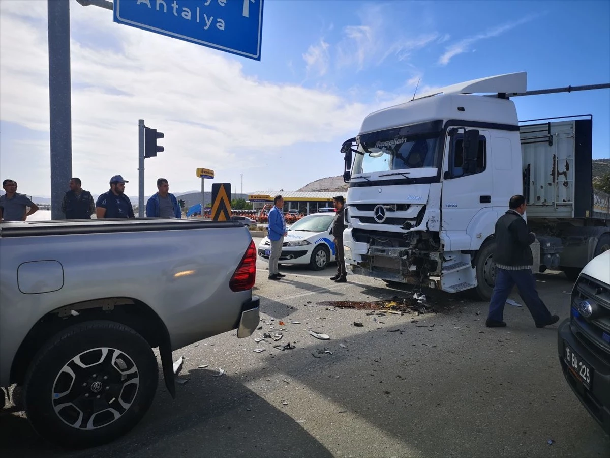 Burdur\'da Otomobil Kazası: Bir Kişi Yaralandı