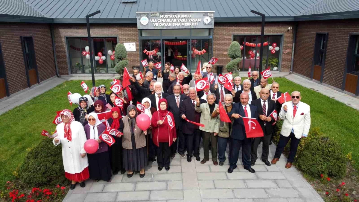Kayseri\'de yaşlılar Cumhuriyet Bayramı\'nı coşkuyla kutladı