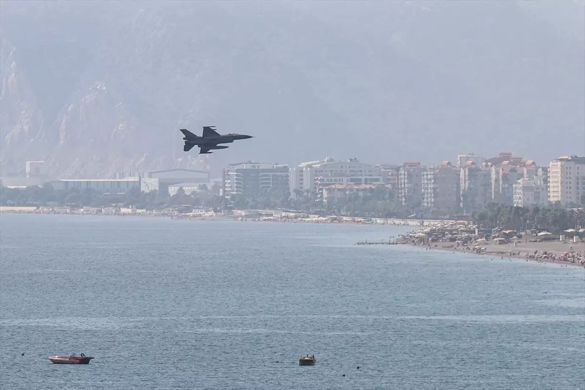 Cumhuriyet\'in 100. yılı kutlamaları kapsamında 2 F-16 uçağı Antalya\'da prova uçuşu yaptı