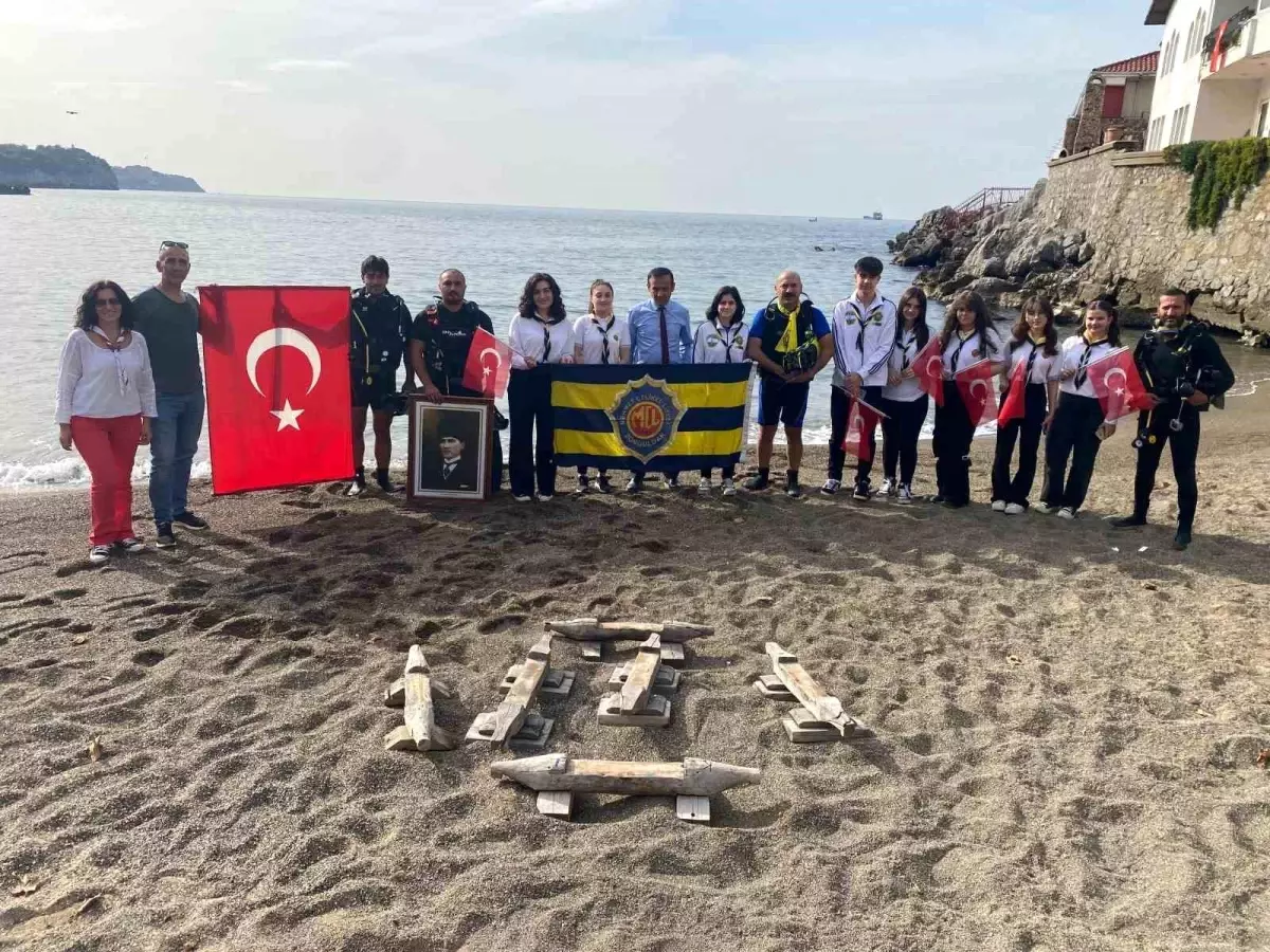 Zonguldak\'ta Mehmet Çelikel Lisesi öğrencileri deniz altında Türk bayrağı açtı