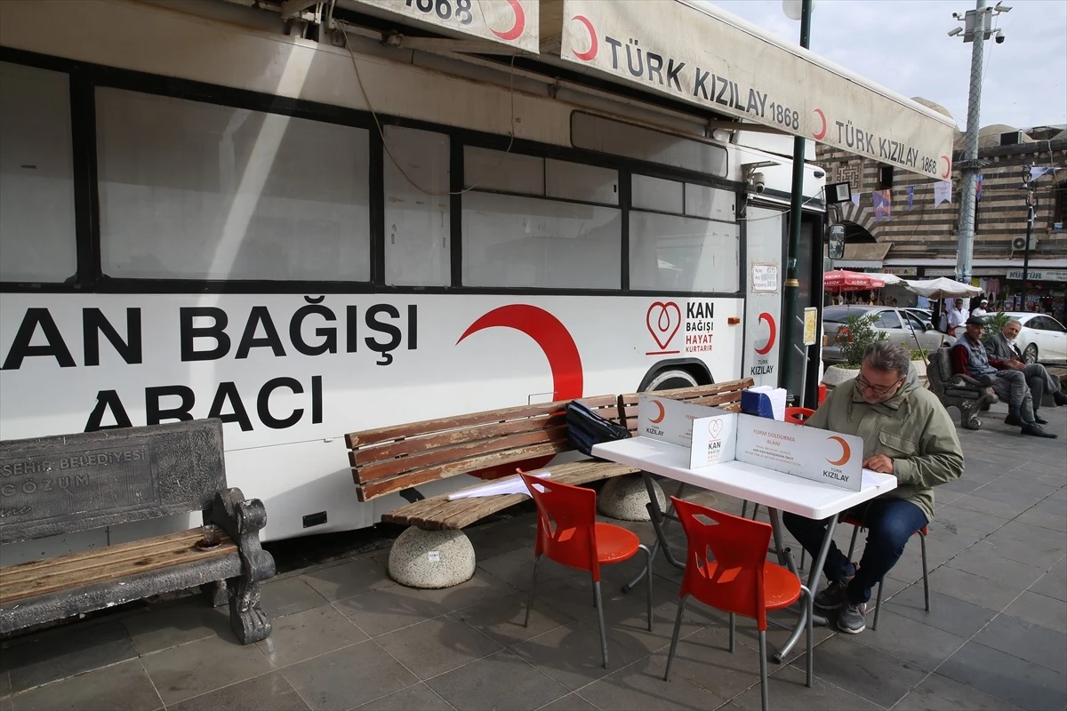 Diyarbakır\'da Gönüllü Bağışçı Cumhuriyet\'in 100. Yılında 100. Kez Kan Bağışı Yaptı