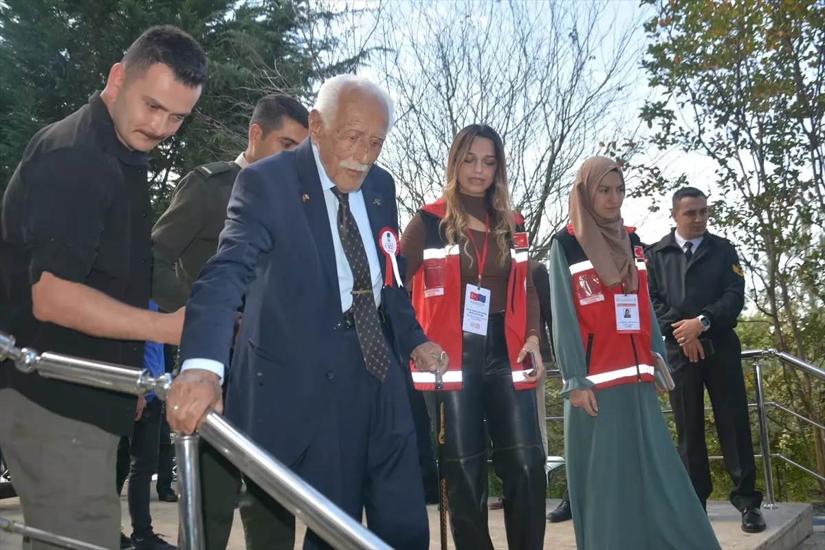 Düzce\'de üniversite öğrencileri şehit ailelerine ve gazilere hazırladıkları yemekleri ikram etti