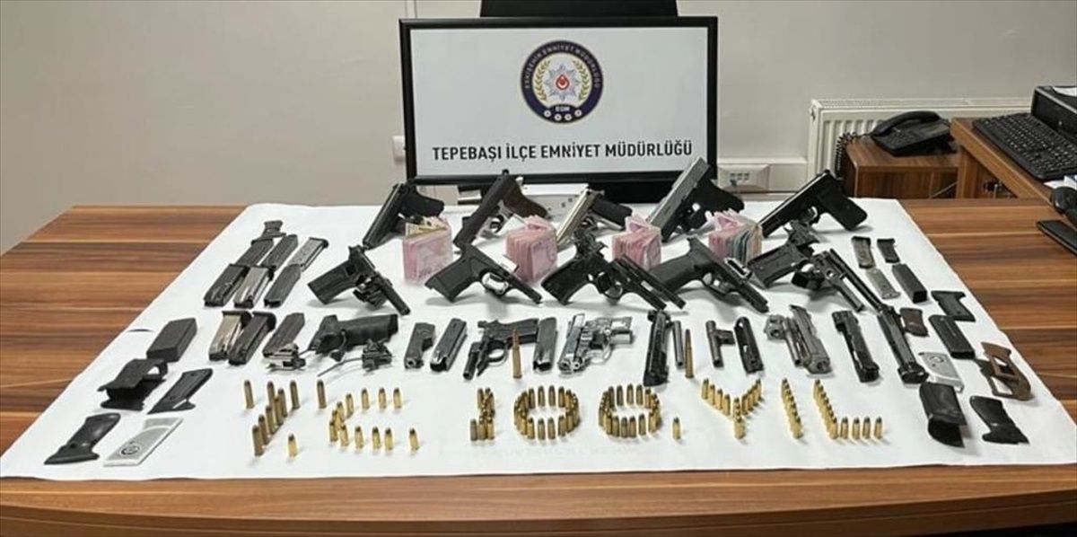Eskişehir\'de Aranan Şahsın Evine Operasyon: Çok Sayıda Silah ve Mermi Ele Geçirildi