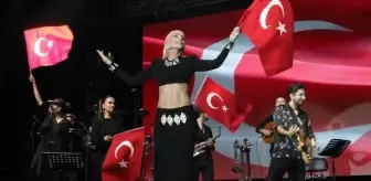 Gülşen, Eskişehir'de Cumhuriyet Bayramı kutlamalarında sahne aldı
