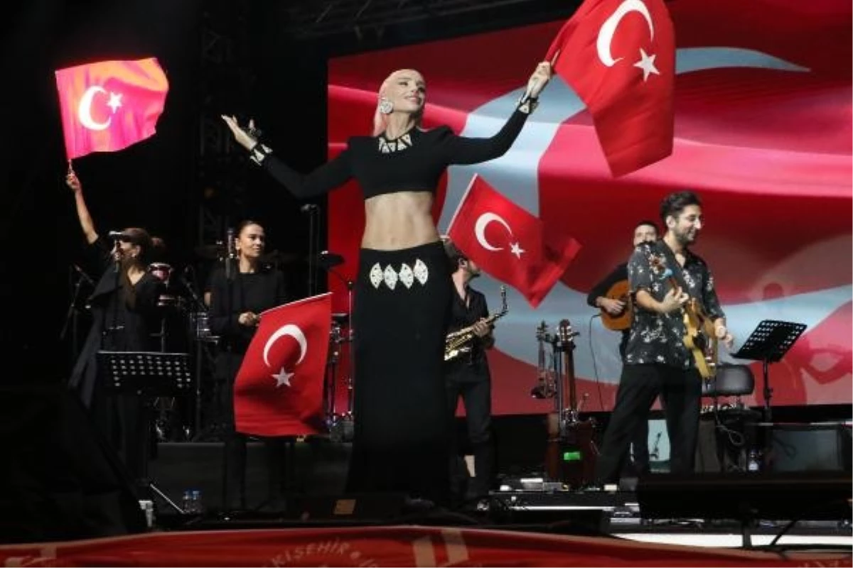 Gülşen, Eskişehir\'de Cumhuriyet Bayramı kutlamalarında sahne aldı
