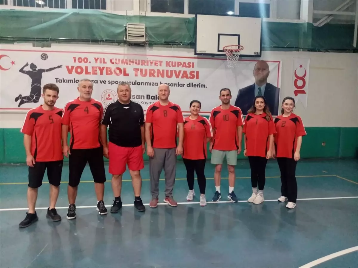 Ferizli\'de düzenlenen 100. Yıl Cumhuriyet Kupası Voleybol Turnuvası devam ediyor