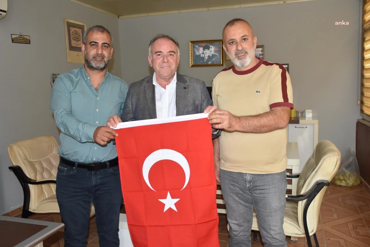 Germencik Belediyesi, Cumhuriyet Bayramı öncesi esnaf ve vatandaşlara Türk Bayrağı dağıttı