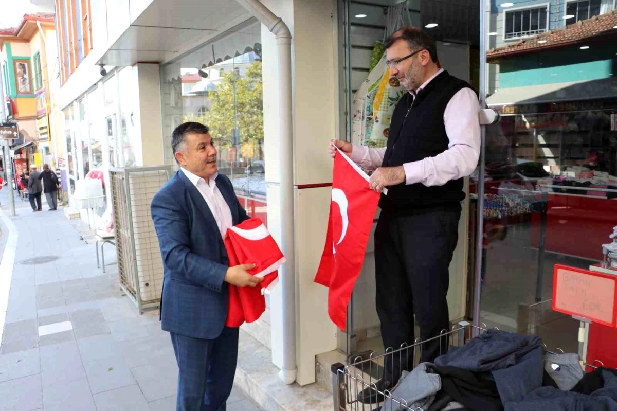 Havza\'da vatandaşlara ve esnafa Türk bayrağı dağıtıldı