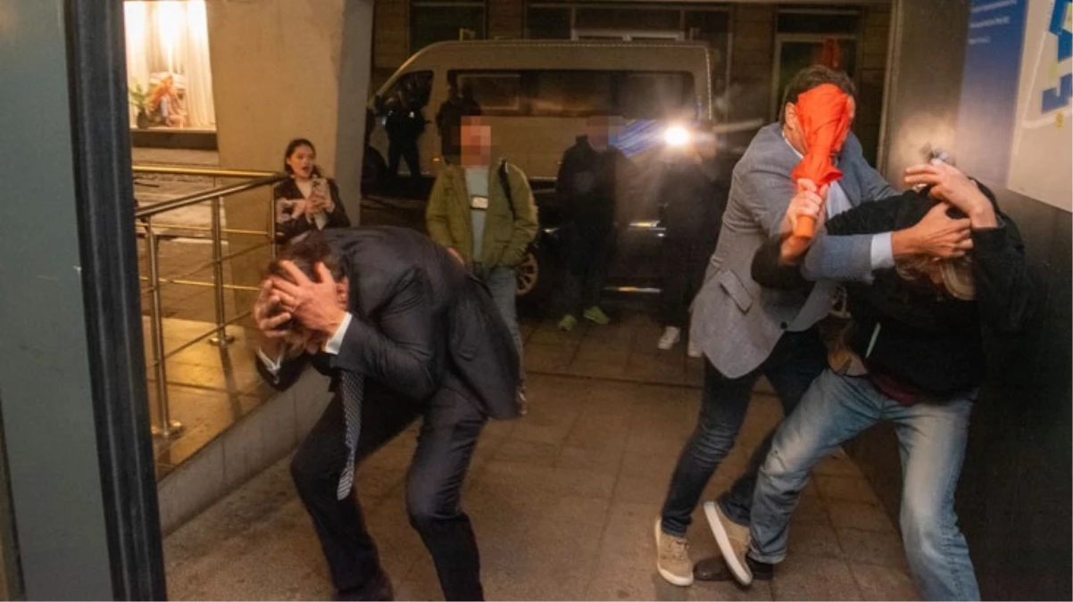 Eylemci, Hollandalı siyasetçi Thierry Baudet\'ın kafasına şemsiye ile vurdu