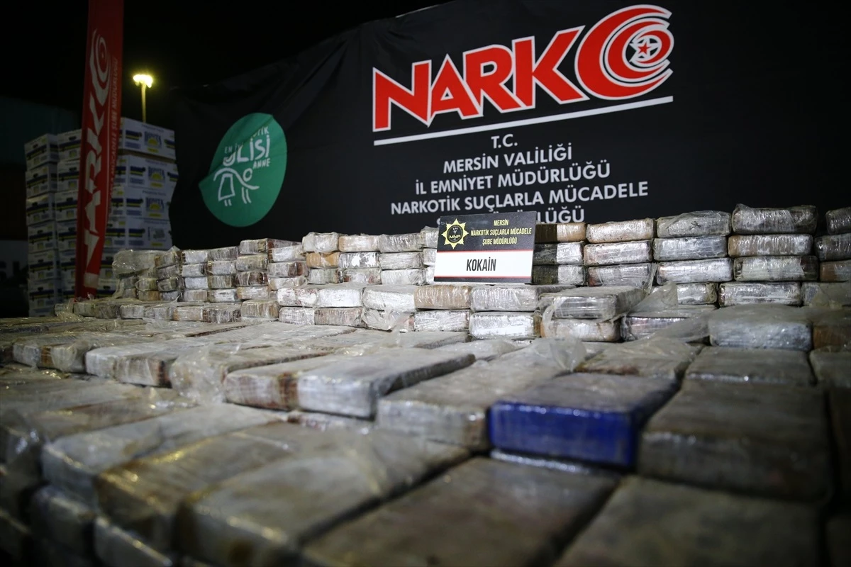 İçişleri Bakanı Yerlikaya, Narkogüç operasyonu kapsamında Mersin Uluslararası Limanı\'ndaki aramada 610 kilogram kokain ele geçirildiğini bildirdi.