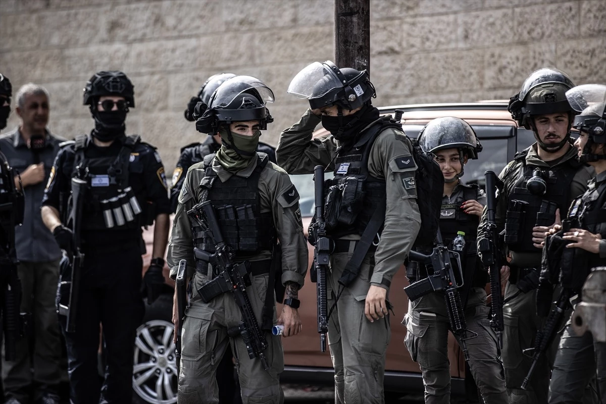 İsrail Polisi Mescid-i Aksa\'da Cuma Namazı Kılmak İsteyen Filistinlilere Kısıtlamaları Sürdürdü