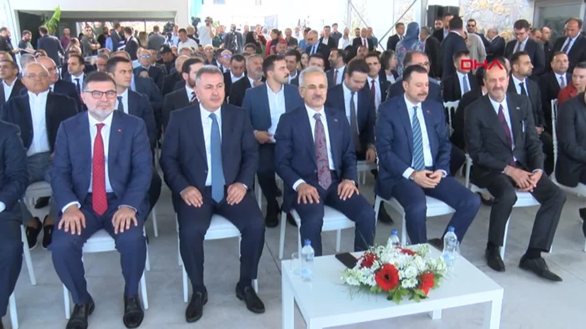 Ulaştırma ve Altyapı Bakanı Uraloğlu, Yeni Foça Yat Limanı\'nı hizmete açtı