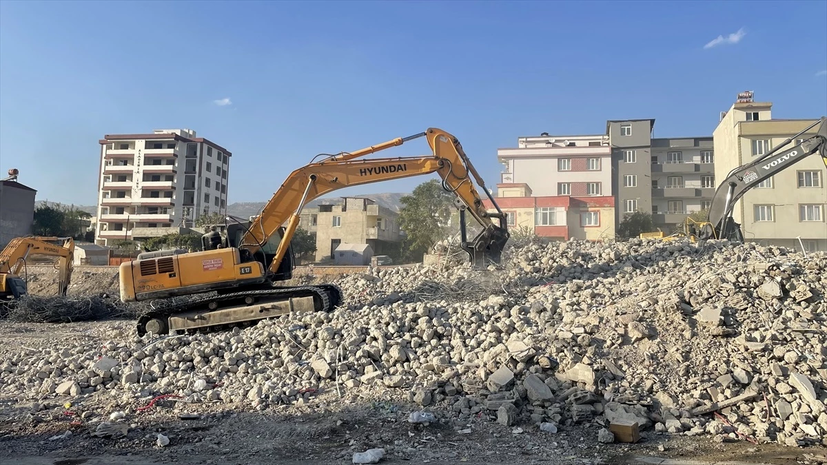 Kahramanmaraş\'ta ağır hasarlı binaların kontrollü yıkımı devam ediyor